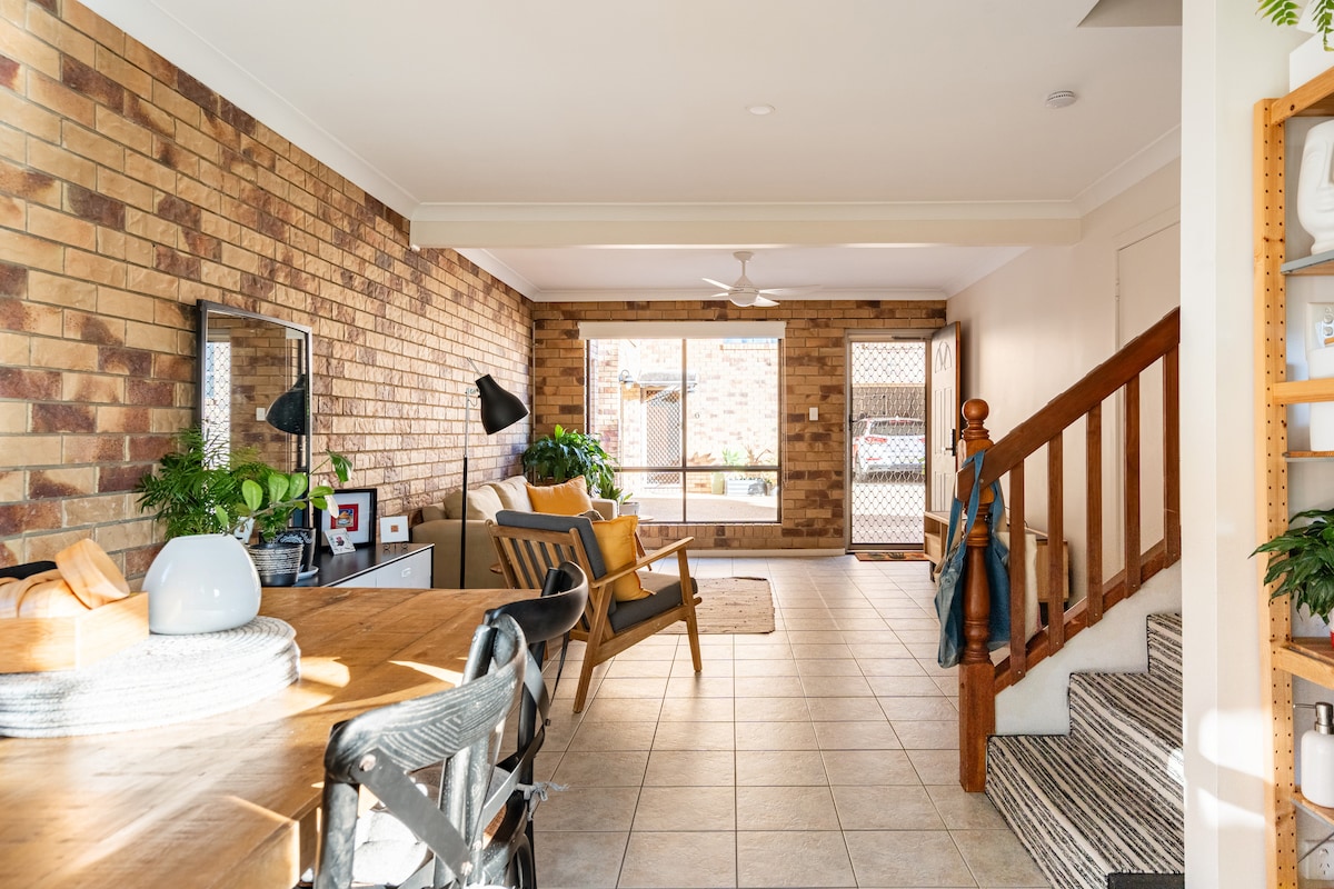 Successful Airbnb property: Walk to 2 beautiful beaches! in Caloundra