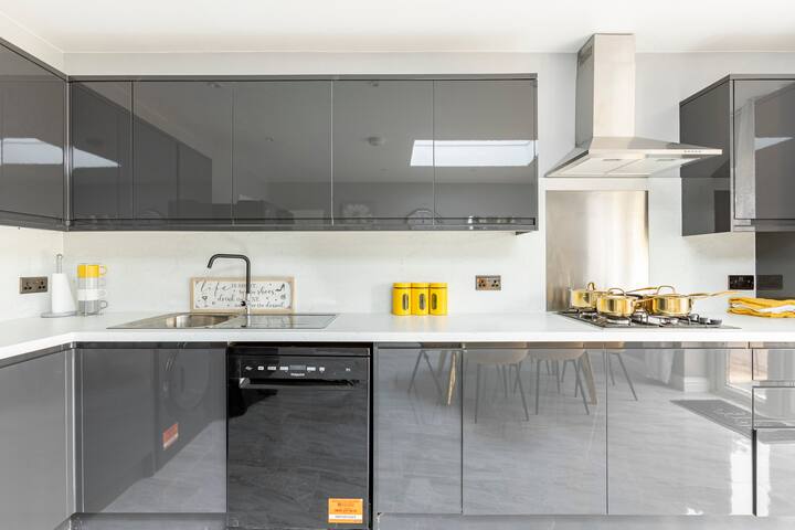 Luxury 5 bedroom Spacious House In Essex gallery image 4