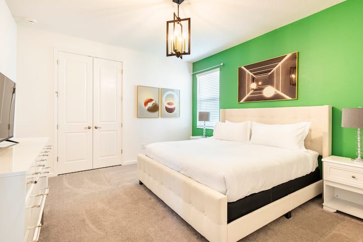 מיטת קינג סייז עם סוויטה צמודה: תיהנו מהיוקרה של מיטת קינג סייז מרווחת עם חדר רחצה צמוד ונוח, המציעה פרטיות ונוחות לשהייה רגועה באמת.