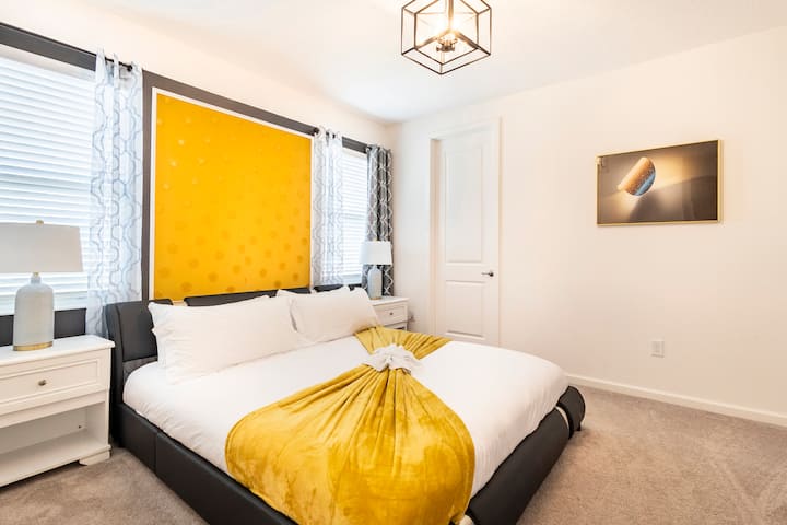 תיהנו מהמיטה הנוחה עם שולחנות צד מסוגננים ומנורות שולחן: מושלם ללילה נינוח ונוחות נוספת.