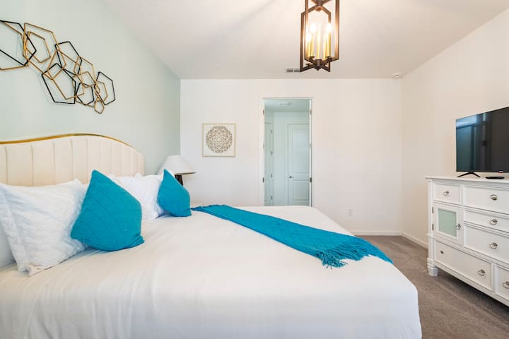 חדר שינה קינג: מרווח ומפואר, עם מיטת קינג סייז מפוארת לנוחות ורוגע אולטימטיביים, בתוספת ריהוט אלגנטי ואווירה שלווה.