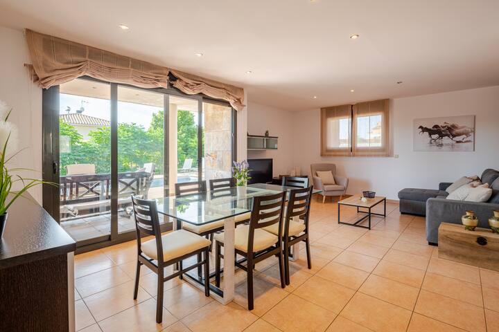 Casa familiar con piscina privada gallery image 4