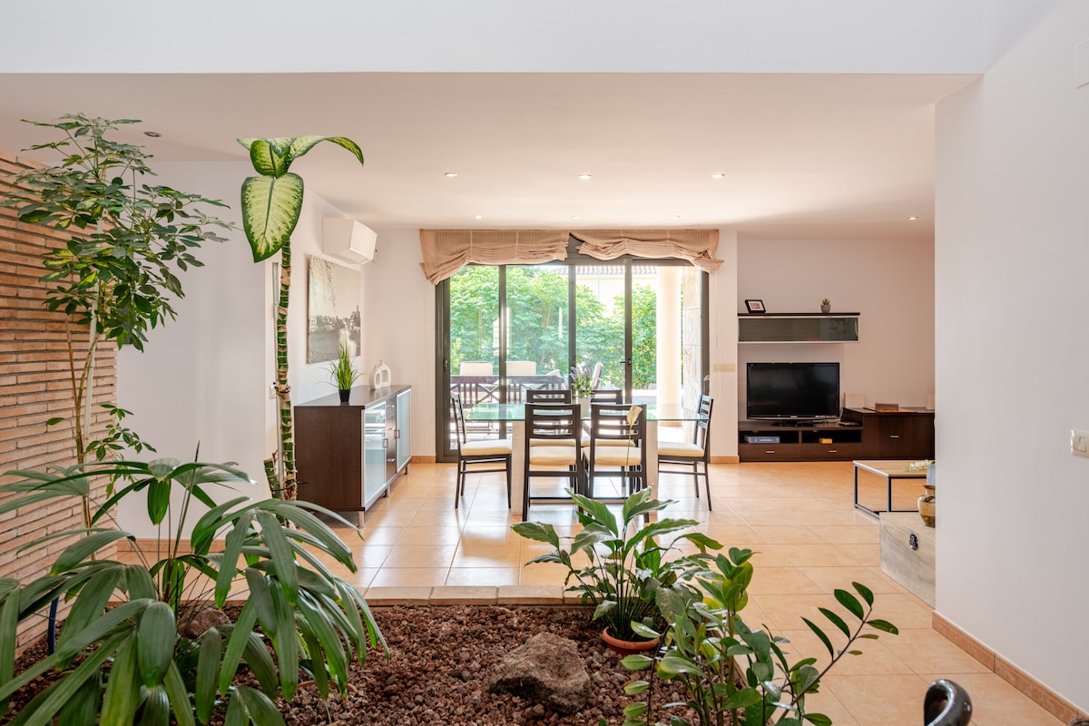 Top Airbnb: Family home with a private pool in Castelló D'empúries