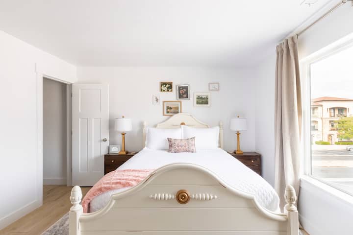 Dormitorio 2: acogedor dormitorio de invitados para un sueño relajante. Ubicado arriba, al final del pasillo del dormitorio principal. En el vestidor encontrarás la cuna portátil para tu pequeño. También encontrarás un espacio de trabajo dedicado con escritorio. 