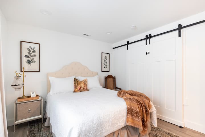 El dormitorio del sótano es acogedor y privado. Puede ser más fresco que las otras habitaciones del alojamiento. Para mayor calidez, se encuentran mantas adicionales en la sala de cine y el dormitorio principal. 