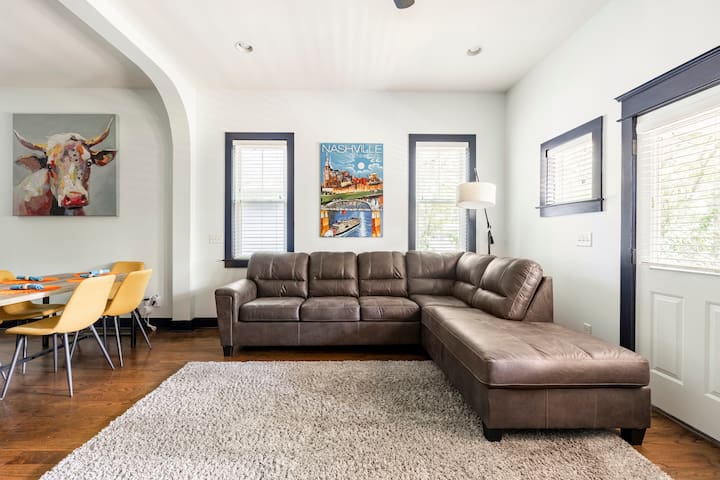 Sleeps 10, 3 miles to Nissan Stadium!