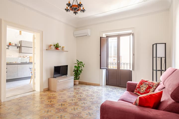 sala de estar con aire acondicionado/calefacción y TV 