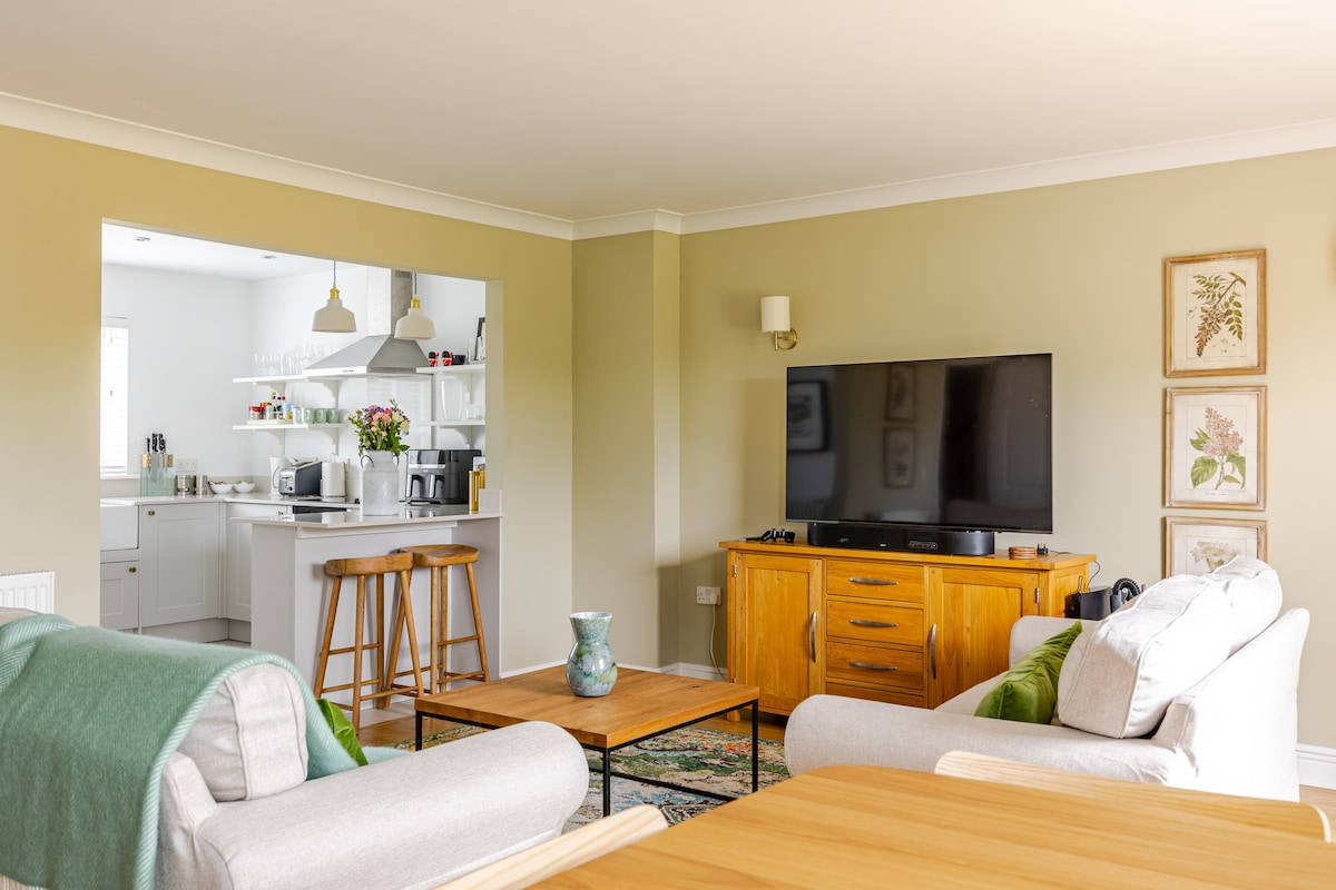 Top performing Airbnb: Stylish 3 bed for Professionals/families/Parking in Wiltshire