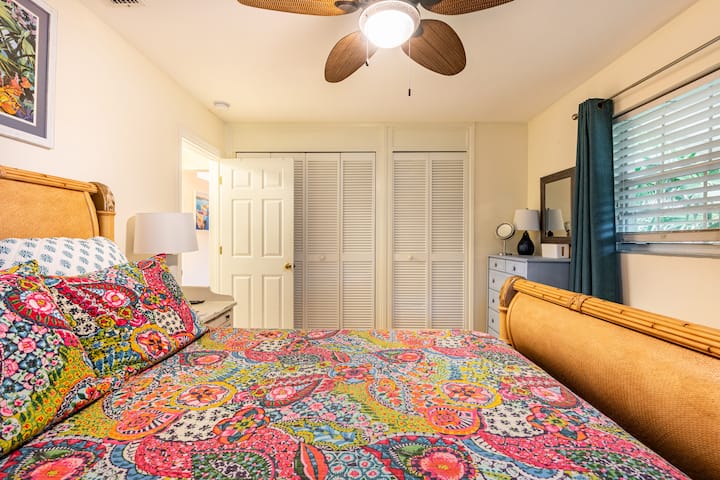 تتميز بسرير بحجم كوين، وخزانة ملابس، وخزائن مزدوجة، ومرآتين، ومرآة مكياج، وموصلات USB وUSB - C على كل طاولة بجانب السرير ومروحة سقف مع إضاءة.