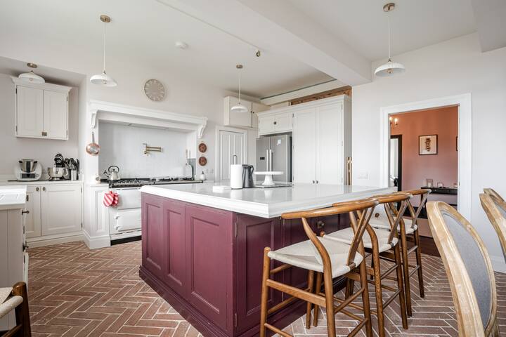 Bright and comfortable central home gallery image 5