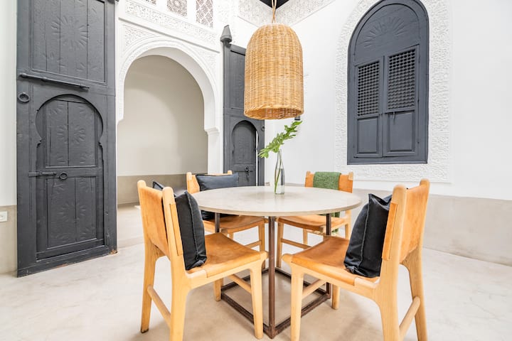 Le salon central : un havre de paix lumineux pour vos repas au Riad. 

The central living room : a bright, peaceful haven for dining in the Riad.