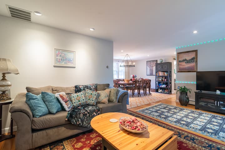 Newly Renovated Guest House Near The Beach! - Capo Cod, MA