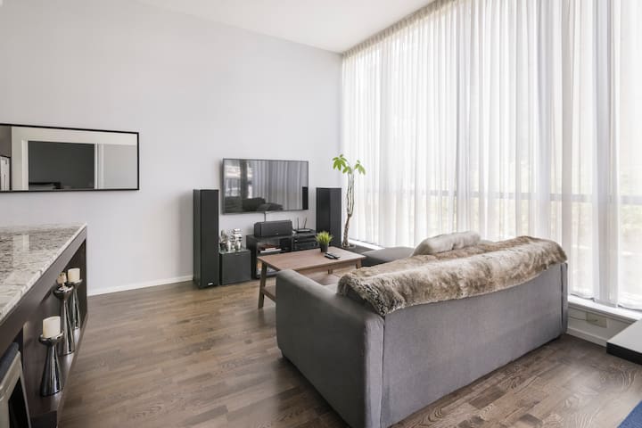 High-Ceiling Condo in Downtown Toronto