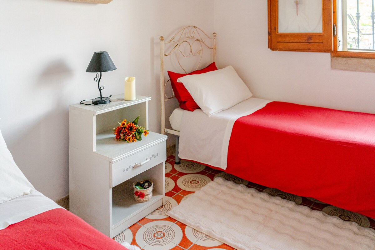 วันหยุดพักผ่อนก็เช่นกัน: วันที่นุ่มนวลและไม่เสแสร้งก็ถือกำเนิดขึ้น 
วันที่คุณต้องการนอนริมหน้าต่างและปล่อยให้เวลาผ่านไป...

