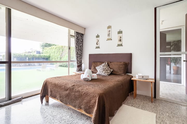 Спална соба 3 со  1 брачен и  единечен кревет (широк 150-179 см)