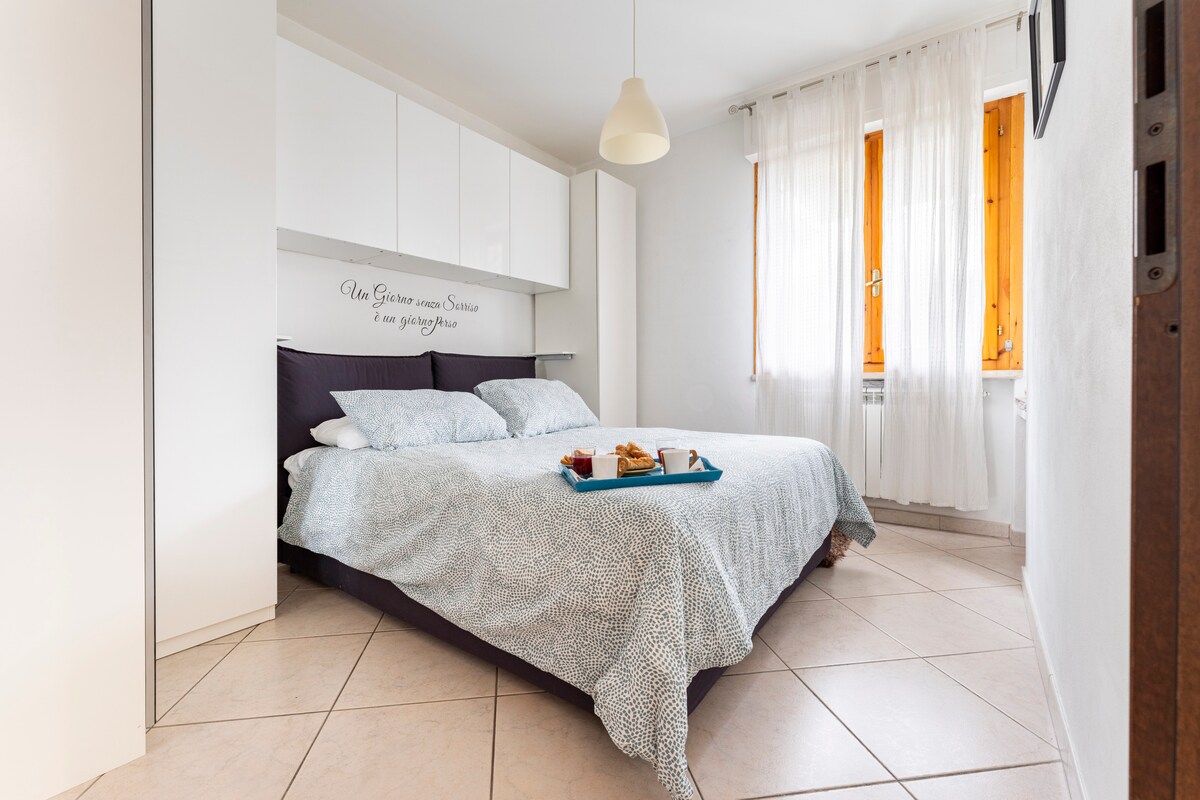 Საწოლი 152 × 203 სმ და მეზობლად არის ადგილი საწოლის/ჩვილის საწოლისთვის