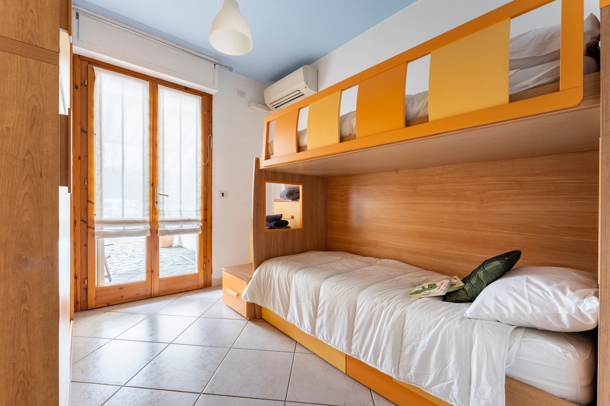 Ორადგილიანი ნომერი ორსართულიანი საწოლით. Ფანჯრის კარიდან კოღოს ბადით შეგიძლიათ ისარგებლოთ კერძო ბაღითა და საპარკინგე ადგილით.