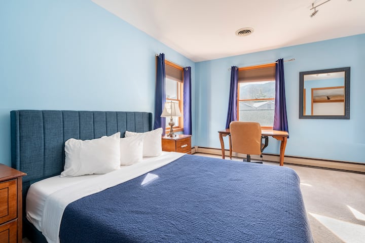 Bedroom with two queen size beds