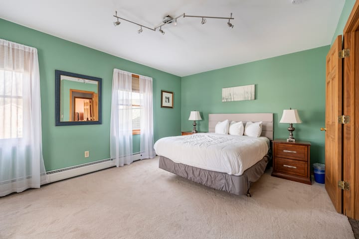 Bedroom with one queen size bed