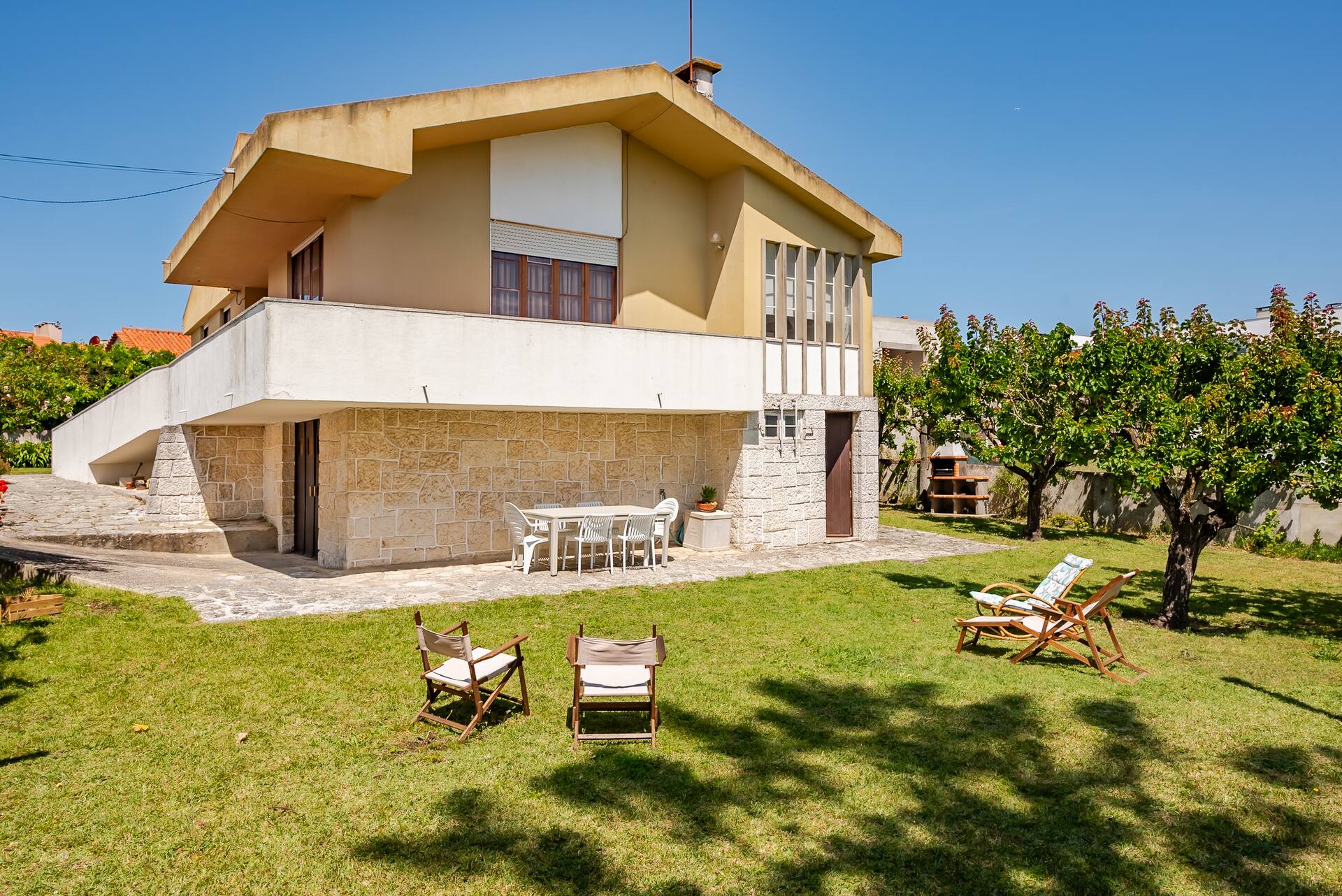 MiraSerra Villa w/ spacious garden (5min to beach)
