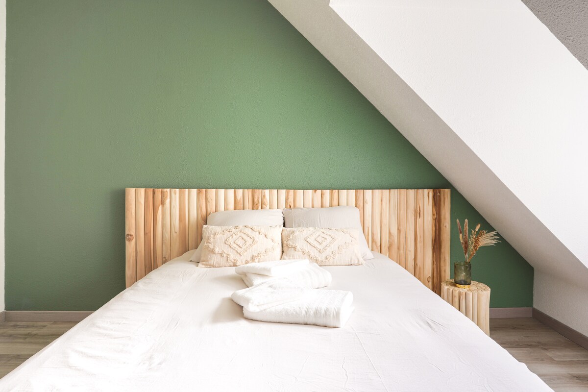 Spavaća soba s bračnim krevetom i velikom garderobom 