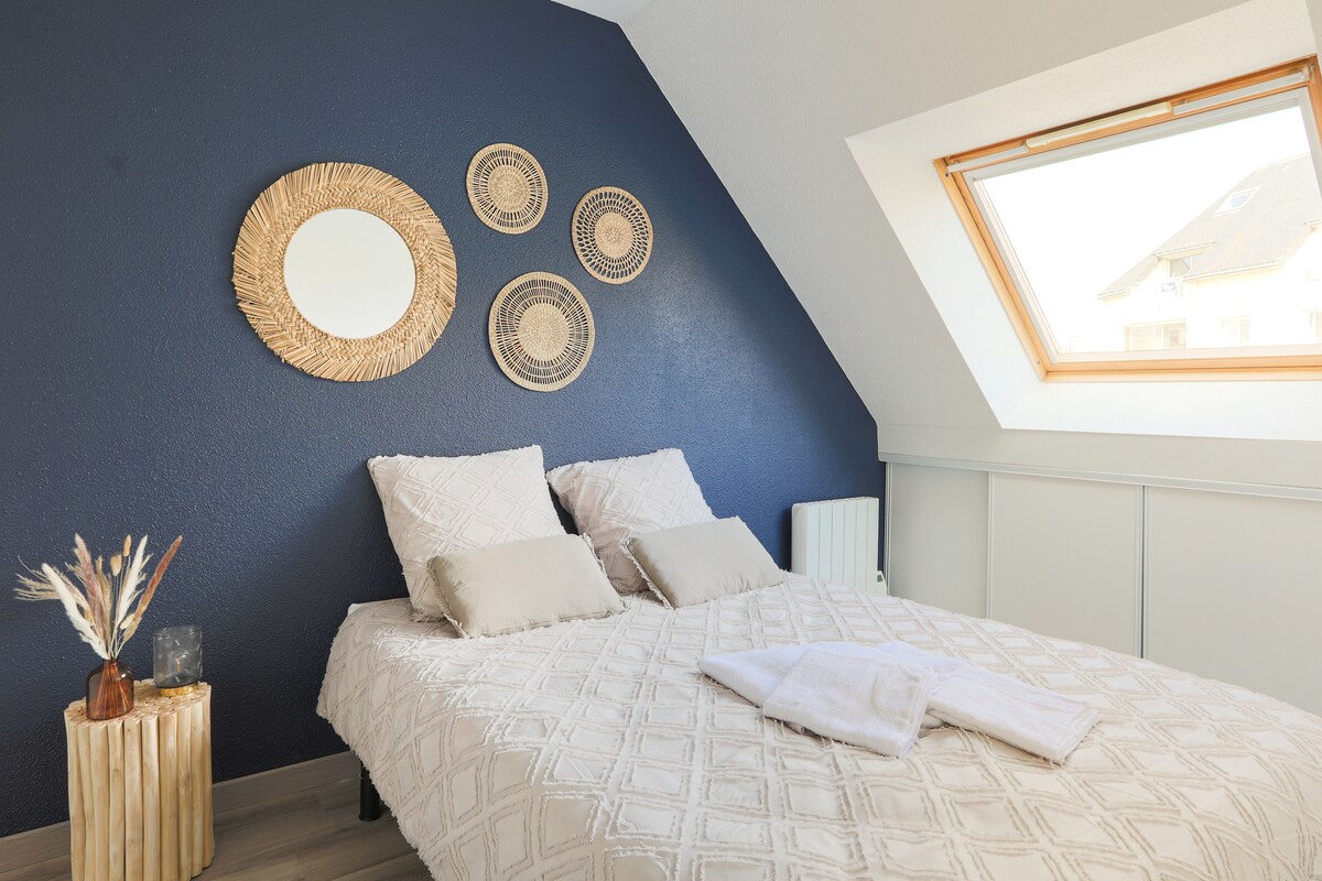 Soba s bračnim krevetom i ormarom 