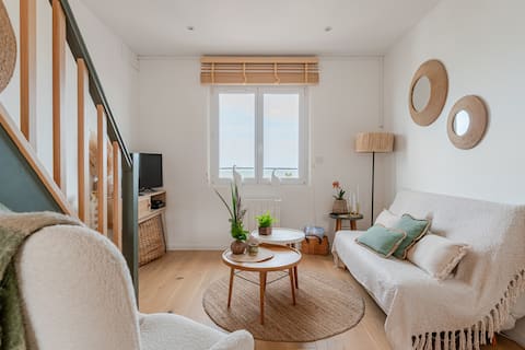 Popular Airbnb listing: Isa Sea Duplex with Sea View in Ault