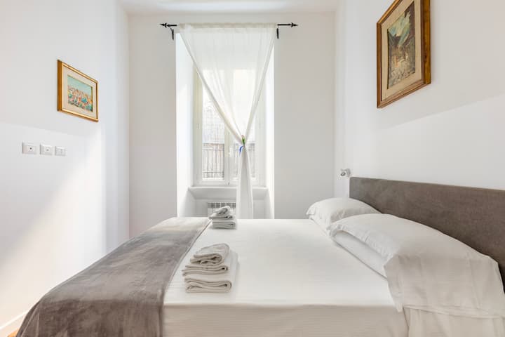 Двойна стая с вътрешен изглед. Много тихо, но светло