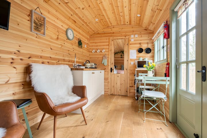 The Shepherds Hut With Hot Tub - Kent