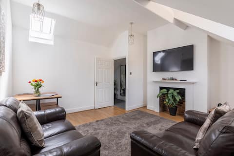 Top performing Airbnb: Castle Garden View - Central Rochester High Street in Medway