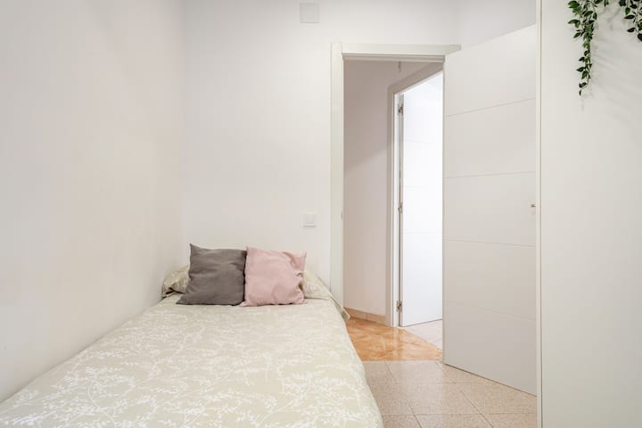 deuxième chambre avec un lit simple, et une armoire pour ranger et accrocher les vêtements bien rangés et confortablement .