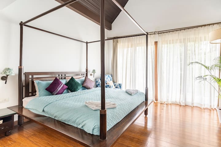 Una camera da letto soleggiata con lenzuola di alta qualità, angoli estetici accoglienti e un balcone privato con vista serena.