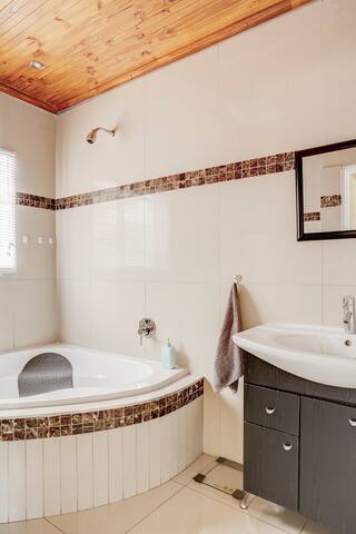 Family home between the 2 oceans gallery image 5