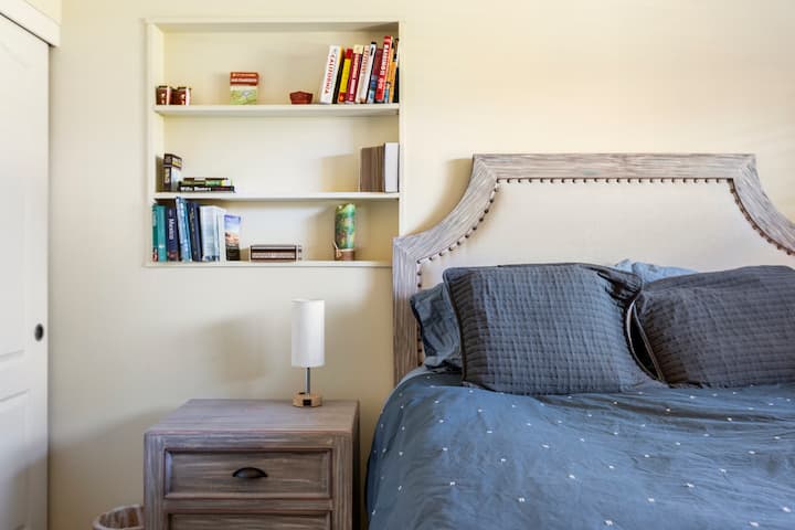 غرفة ضيوف بسرير كبير وخزانة ملابس 