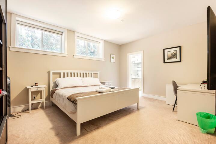 Spacious 4 Bed 2 Bath Basement Suite in Oakridge gallery image 3