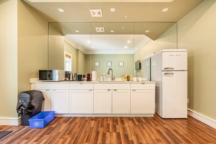 Spacious 4 Bed 2 Bath Basement Suite in Oakridge gallery image 2