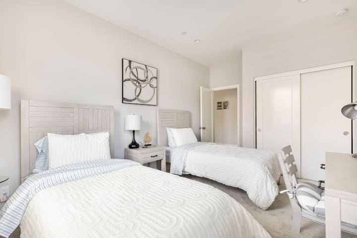 ห้องนอนที่ 3 พร้อมเตียงคู่ 2 หลัง 