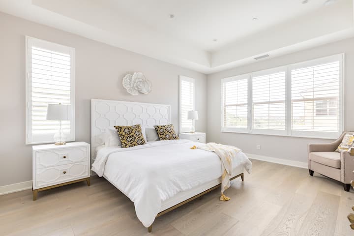 ห้องนอนใหญ่พร้อมเตียงคิงไซส์ 