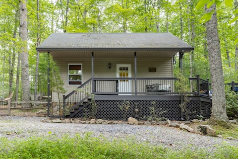 Oaklight Retreat: Quiet, dog-friendly forest cabin