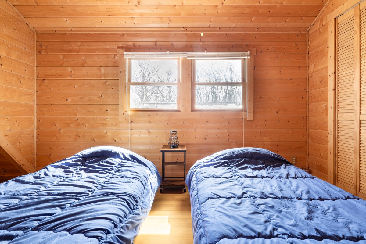 Large (180 ㎡) 2-story log house/pets welcome/roofed BBQ