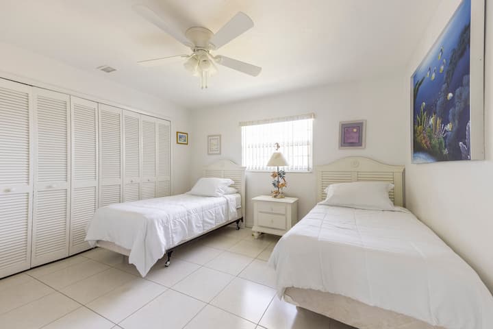 Guest Bedroom with 2 Twin Beds. 