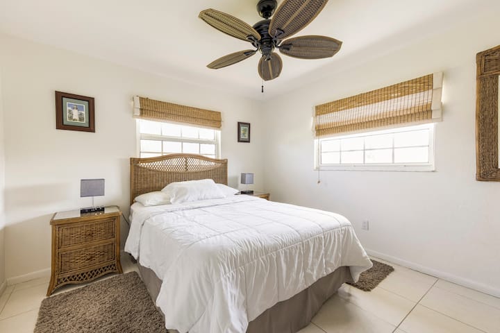 Guest Bedroom with Queen Bed. 