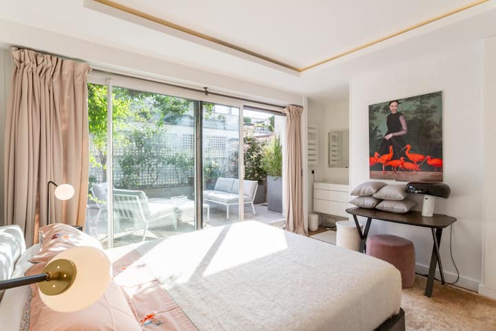 Спалня с двойно легло, луксозен матрак, спално бельо и достъпна баня. Изглед към терасата - напълно тихо