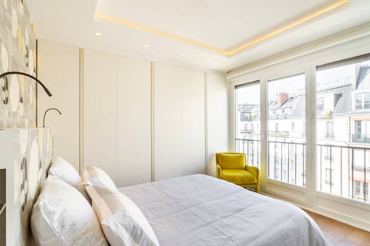 Спалня с двойно легло, достъпно спално бельо и баня