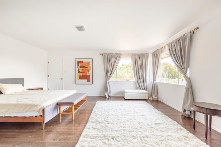 Dormitorio principal con cama tamaño king, mucho espacio para guardar el armario y un baño grande