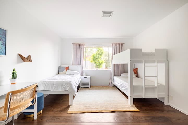 Habitación para niños con escritorio y armario