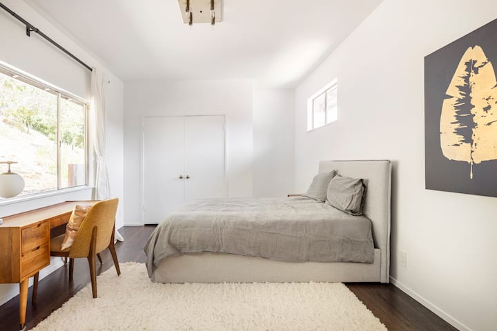 Dormitorio con armario y escritorio