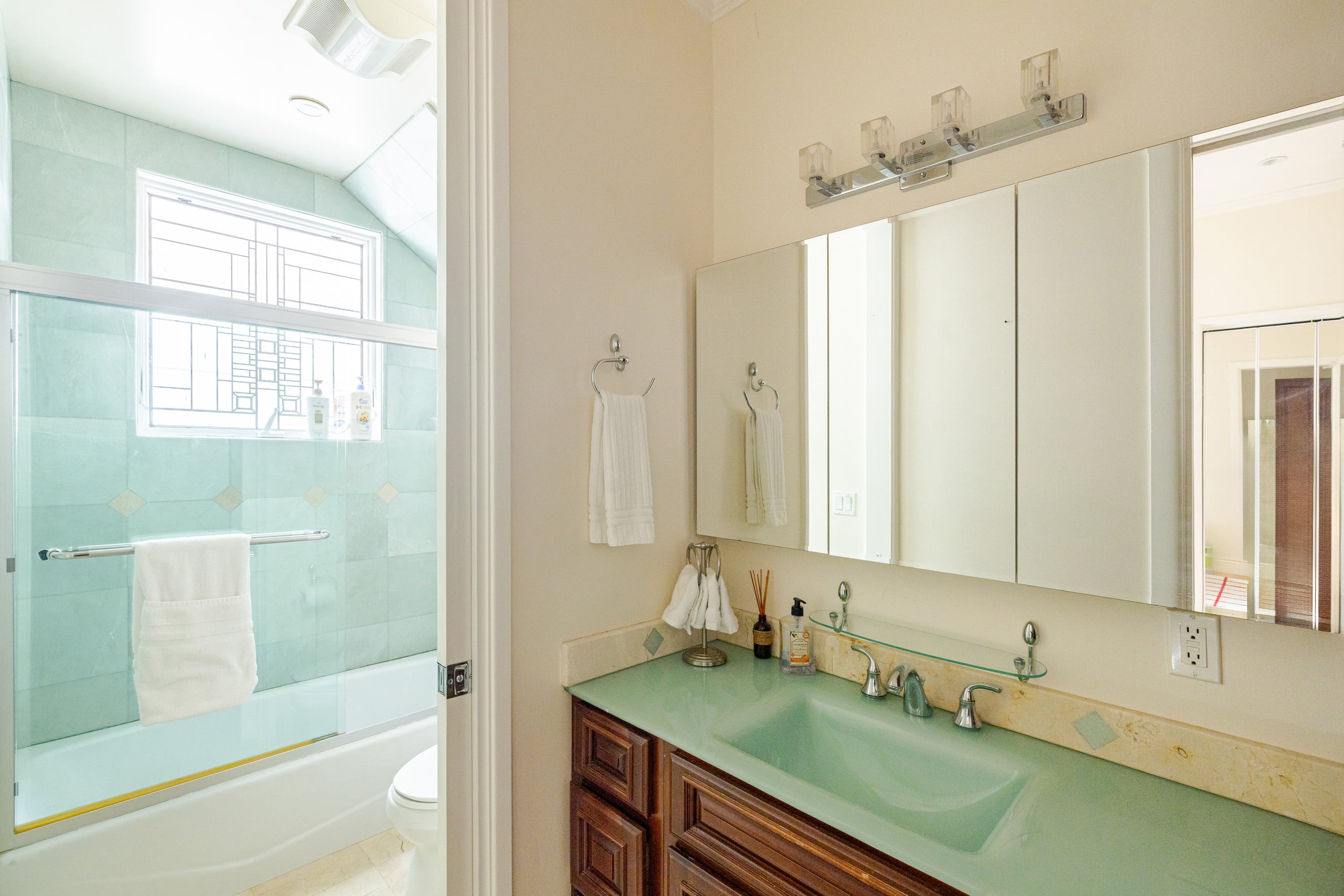 Home in San Francisco · ★4.94 · 3 bedrooms · 3 beds · 2.5 baths - Image 32