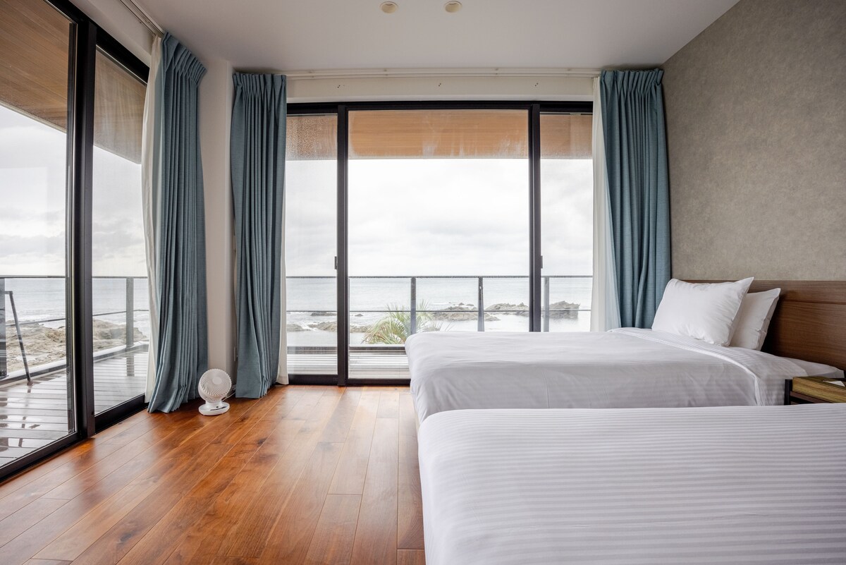 سريران شبه مزدوجان على الطراز الغربي في الطابق الثاني
نوافذ كبيرة تطل على المحيط