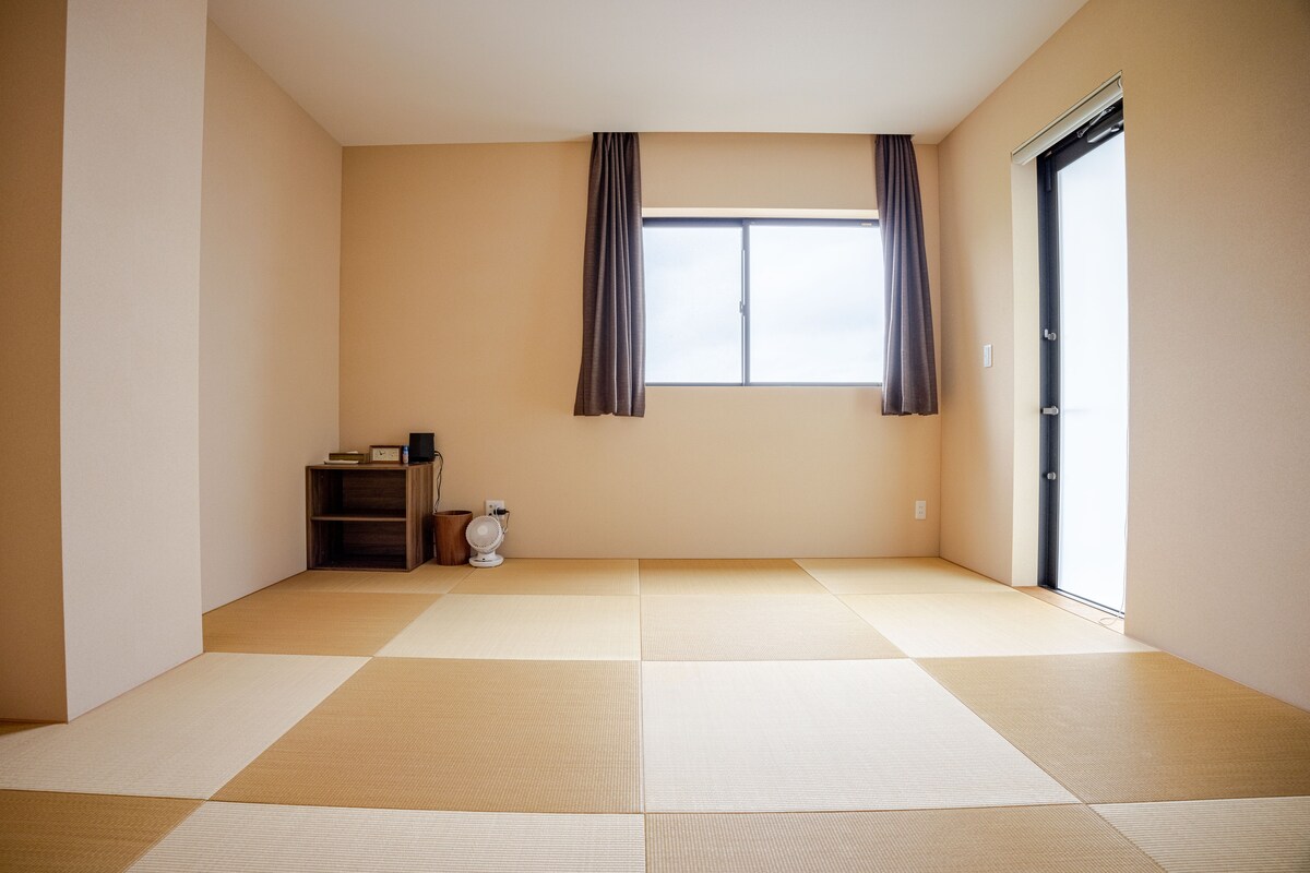 غرفة على الطراز الياباني في الطابق الثاني
ستكون جميع المجموعات الثماني في غرف على الطراز الياباني، حيث سيتم وضع الأرائك اليابانية.